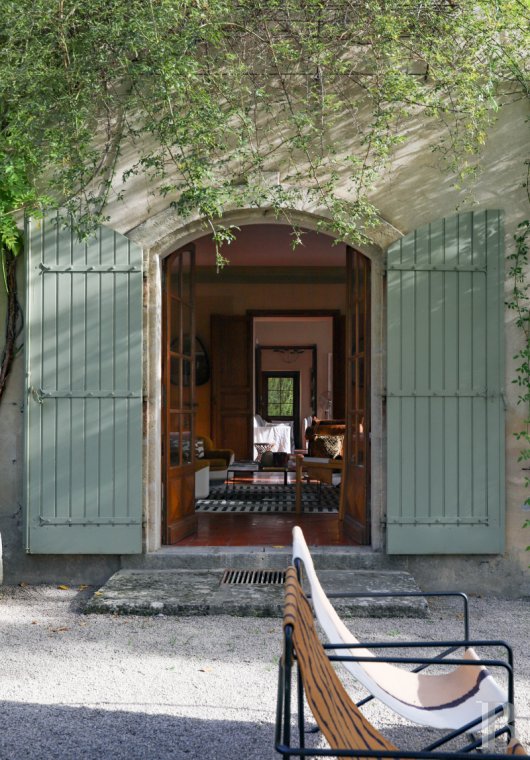 Dans les Alpes-de-Haute-Provence, au sud de Forcalquier, une maison de village traditionnelle et audacieuse - photo  n°8